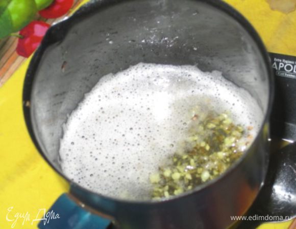 Приготовить имбирное масло:
Нарезать мелко имбирь
Подогреть масло
Всыпать в кипящее масло имбирь
Жарить около 1-2 минут.
Остудить.