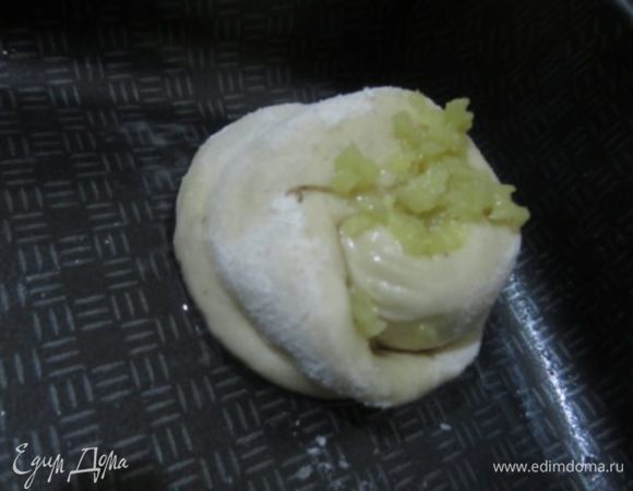 Выложить в каждую булочку имбирное масло. Если потребуется, сделать небольшое углубление посередине.