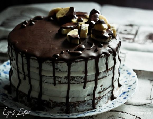 Собираем торт. Если важен внешний вид торта, то для начала нужно обрезать бока у коржей, так они не только будут лучше смотреть на «голом» торте, но и уберется лишняя корочка. Для этого можно взять съемную форму с острыми краями меньшего диаметра, чем наши коржи, и обрезать ею. Или с помощью круглой тарелки — приложить к коржу и аккуратно ножом срезать лишнее.