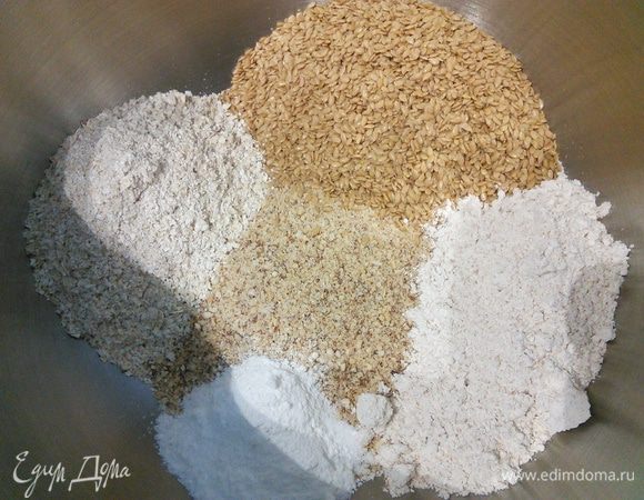 Соедините сухие смеси с ц/з мукой на ваш выбор (у меня полба), солью, разрыхлителем. 