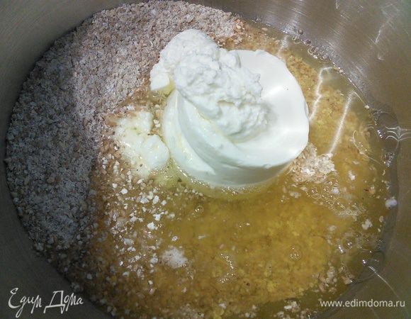 Добавьте мягкий творог и белки средних по размеру яиц. Я приблизительно высчитала, что вес белка в яйце среднего размера приблизительно 50 г. Вымешайте тесто в течении 5 мин. 