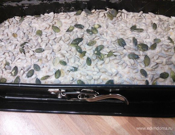 Форму (30×10 см) лучше всего выложить пергаментом. Распределить тесто, посыпать семечками, легонько их прижимая. Выпекается хлебушек в заранее разогретой до 175°С духовке около 50-60 мин. Обязательна проверка на сухую палочку. 