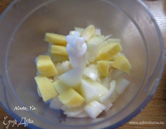 2 луковицы и 2 кусочка имбиря величиной с палец, и 4 зубчика чеснока почистить и отправить в фуд-процессор.