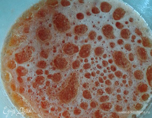 Дать постоять для реакции соды и томатного сока 5 минут, появится пена.