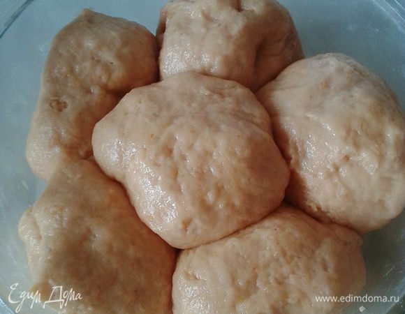 Добавить просеянную муку, замесить мягкое тесто, разделить его на 6 частей.