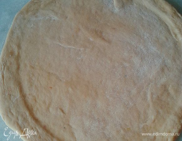 Раскатать каждую часть в круг, у меня 23 см в диаметре, выпекать на пергаменте при 180°С 10-15 минут. Не пересушите! Следите по своей духовке, моей хватало 10 минут. Коржи толщиной в 0,5 см подрастали до 1 см при выпечке. Вышло 5+1 для посыпки. 