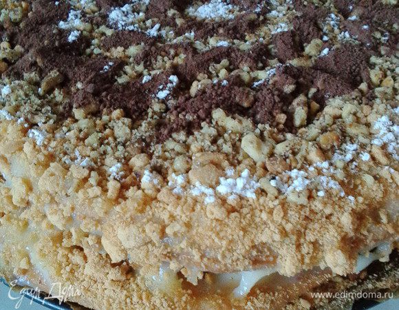 Промазанные коржи кладем друг на друга, бока оформляем крошкой от 1 коржа с добавлением подсушенных орешков. Этой смесью покрываем и верх торта. Вот так получилось у меня.