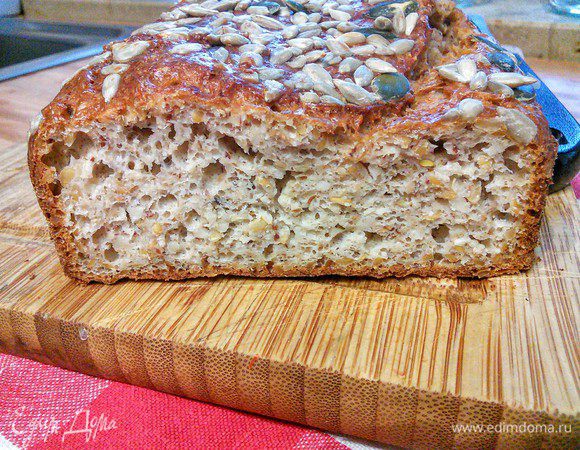 Хлебушек, когда его вынимаешь из духовки имеет очень привлекательный объём, его нужно оставить в форме минут на 10, затем извлечь и остудить на решётке.