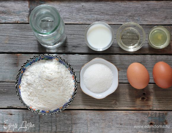 Молоко смешайте с водой, добавьте яйца, сахар, соль и минеральную воду. Отдельно просейте муку. В глубокой миске взбейте венчиком яйца с молоком, затем, не переставая взбивать, добавляйте небольшими порциями просеянную муку.