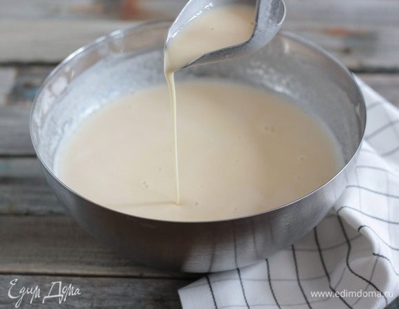 Тесто должно получиться гладким, без комочков, по консистенции будет напоминать сгущенное молоко. Оставьте на 5 минут.