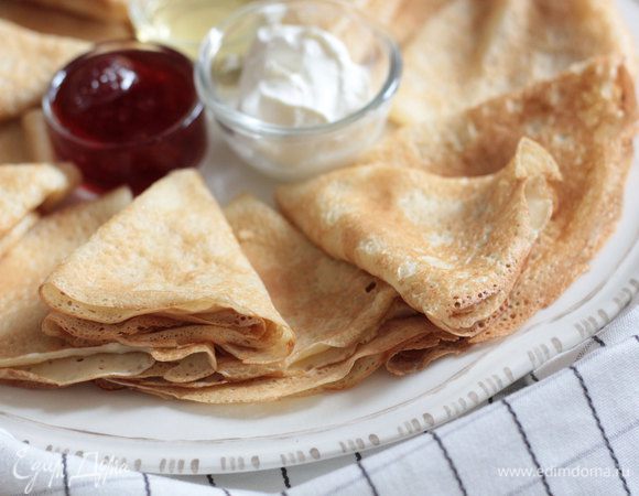 Возьмите блинную сковороду, смажьте ее растительным маслом. Жарьте блинчики, наливая тесто на сковороду маленьким половником. Подавайте блинчик с домашней сметаной, вареньем или медом. Приятного аппетита.