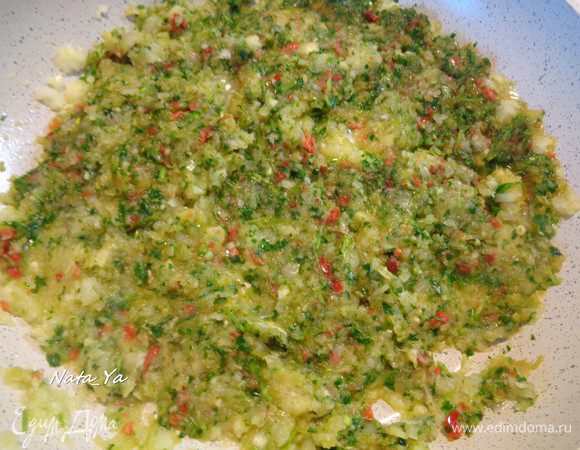 На скороводе прогреть немного оливковое масло и добавить туда пасту карри.  Обжарить не небольшом огне, чтобы размяк лук.