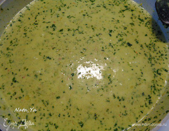 Влить банку кокосового молока и долить 150 мл кипяченой воды. Довести до кипения и варить на маленьком огне минут 10.