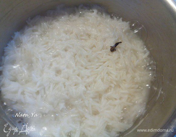 Пока карри доходит до кондиции, отварим рис и обжарим курицу.

Вскипятим стакан воды. Добавим половину чайной ложки соли и пару гвоздичек. И добавим стакан риса в кипящую воду. И будем варить на маленьком огне минут 10.

Для карри очень хорошо подходит сорт риса басматти. Он очень ароматный и рассыпчатый.