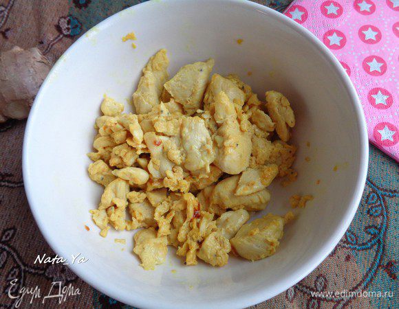 Приготовьте куриное филе, как вы любите.

Я взяла готовое куриное филе (в медовом маринаде) и обжарила его на сковороде минут 10.