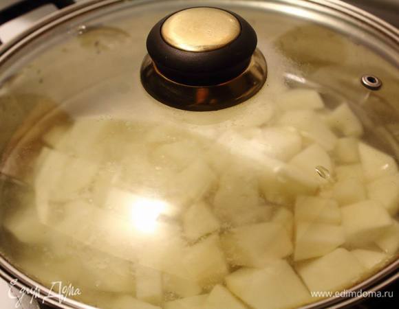 Картофель почистить, отварить и сделать пюре с молоком. Поставить остывать, перейдя к начинке.