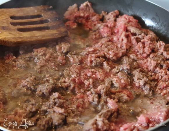 В растительном масле обжарить фарш, посолив-поперчив, до готовности.