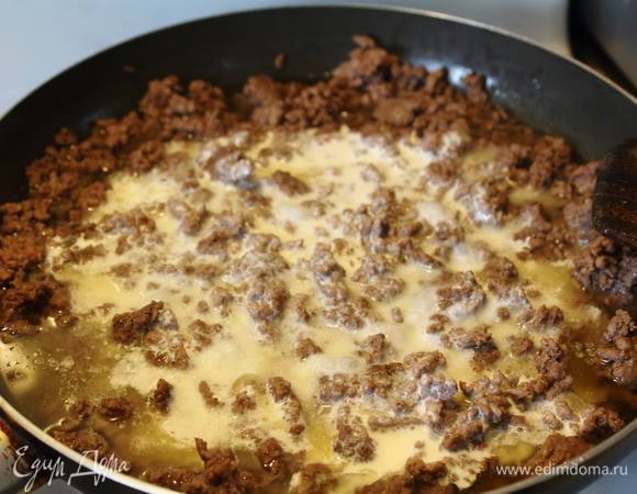 Долить сливки, протушить буквально пару минут и снять с огня.