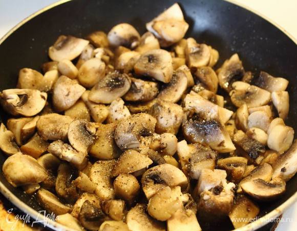 Грибы порезать и обжарить, до готовности.