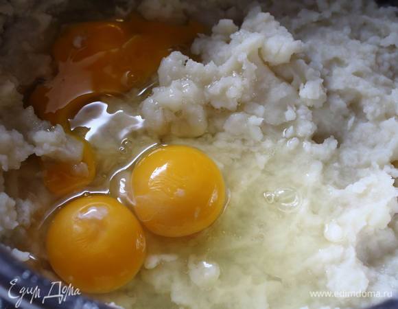 В остывшее пюре вмешать три яйца.