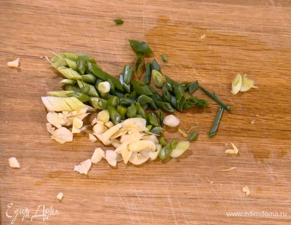 Зеленый лук мелко нарезать.