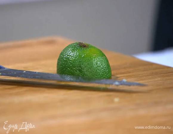 Натереть на мелкой терке 1/4 ч. ложки цедры лайма, выжать из него сок.