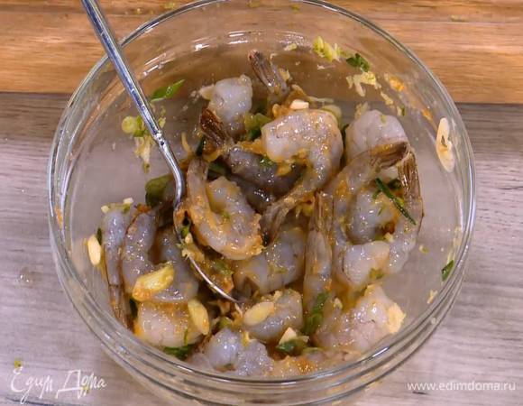 К размороженным креветкам добавить сахар, натертый имбирь, мисо-пасту, зеленый лук, чеснок, цедру и 2 ст. ложки сока лайма, все перемешать, затем влить 1 ч. ложку оливкового масла и еще раз все перемешать.