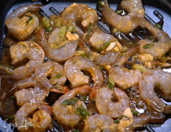 Разогреть сковороду-гриль, выложить креветки, полить 1 ч. ложкой соевого соуса и пожарить до готовности.