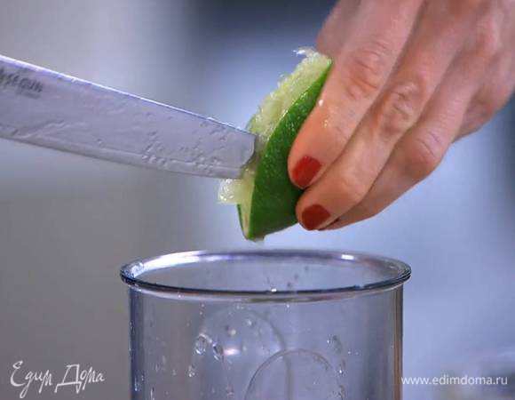 Из оставшейся половинки лайма выжать сок.