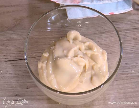 Приготовить майонез: к желтку влить половину сока лайма, посолить, добавить васаби и, непрерывно взбивая блендером с насадкой-венчиком, тонкой струйкой вливать оливковое масло. Когда майонез станет густым, влить соевый соус, оставшийся сок лайма и перемешать ложкой.