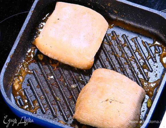 Булочки разрезать вдоль пополам, сбрызнуть оставшимся оливковым маслом, выложить на сковороду, где готовились креветки, и обжарить с двух сторон до золотистой корочки.