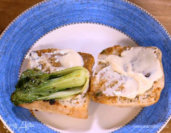 Нижние половинки булочек смазать домашним майонезом, выложить обжаренный бок чой, креветки и салат чука.