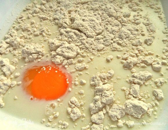 Вбиваем в молоко комнатной температуры яйцо с сахаром и солью.