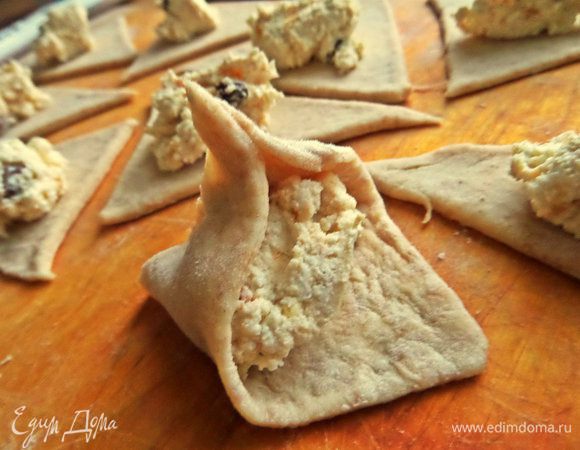 Склеиваем плотно 3 шва на каждом варенике.