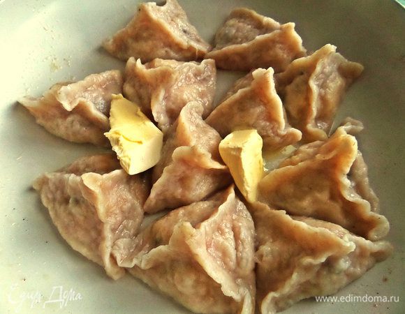 Рядом разогреваем сковороду с маслом и переносим готовые вареники на сковороду, переворачиваем в масле с каждой стороны, вынимаем.