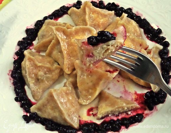 Получается примерно 50 штучек! Так как тесто у меня осталось, сделала немного вареников с сыром (их лучше жарить!).