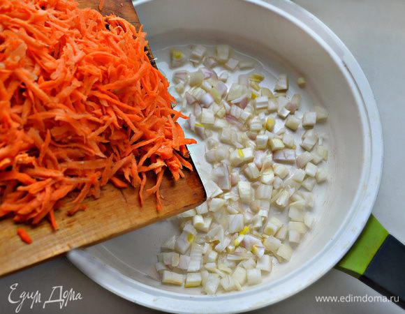 Тем временем мелко порежьте лук, пассеруйте на растительном масле до прозрачности. Добавьте натёртую на крупной тёрке морковь и потушите с луком 5 мин, периодически помешивая.   