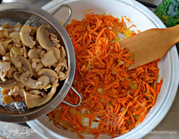 Добавьте консервированные шампиньоны (предварительно дав стечь жидкости). Мне потребовалась 1 банка весом 400 г (чистый вес грибов — 200 г). Добавьте сливки. Потушите ещё всё вместе 5 мин.