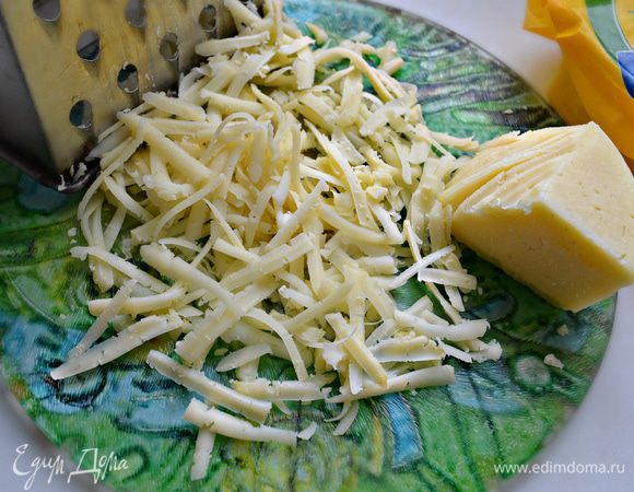 Сыр (средней твёрдости) натрите на крупной тёрке.