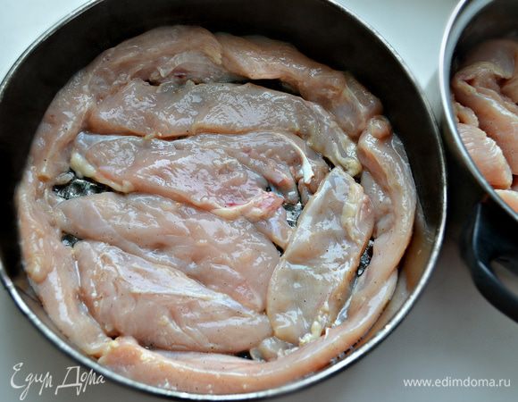 Форму смажьте растительным маслом (у меня форма для торта d=24 см). Уложите полоски мяса на дно и по бокам формы. 