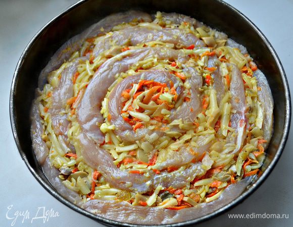 Присыпьте немного тертым сыром. Далее выложите 2/3 части грибов с овощами. Сверху уложите по спирали кусочки оставшегося мяса, между которыми уложите оставшиеся грибы с овощами и сыр. 
Поставьте в предварительно разогретую до 180°C духовку на 30-40 минут. 