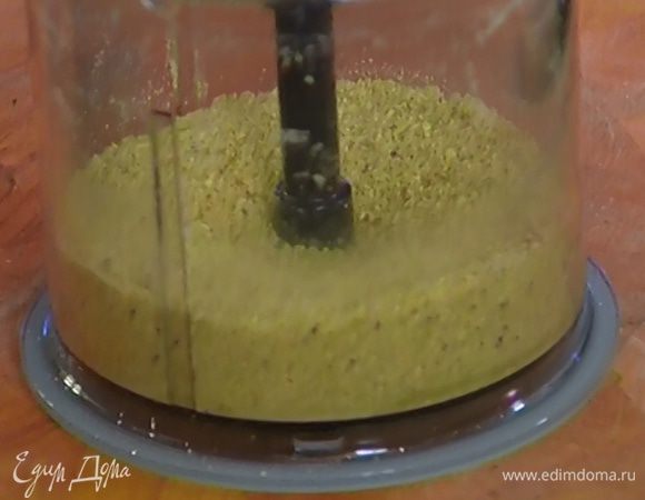 Фисташки измельчить блендером или скалкой в очень мелкую крошку. 