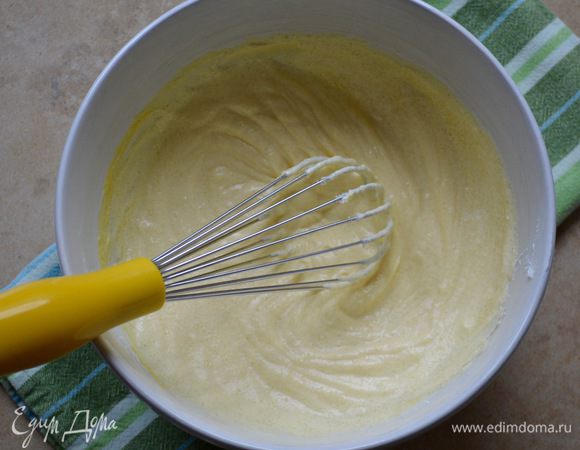 Яйца разделить на белки и желтки. Растереть рикотту с сахаром. Добавить молоко и желтки. Размешать до однородности.