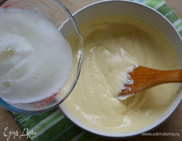 Добавить просеянную муку и разрыхлитель и размешать. В отдельной миске взбить яичные белки до мягких пиков. Добавить белки в тесто, осторожно перемешивая заворачивающими движениями...