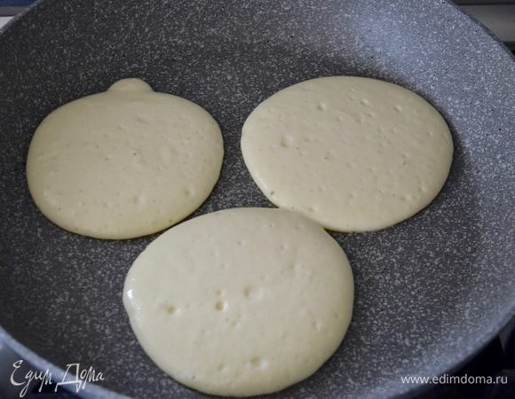 Выпекать панкейки на сухой сковороде с обеих сторон до готовности.