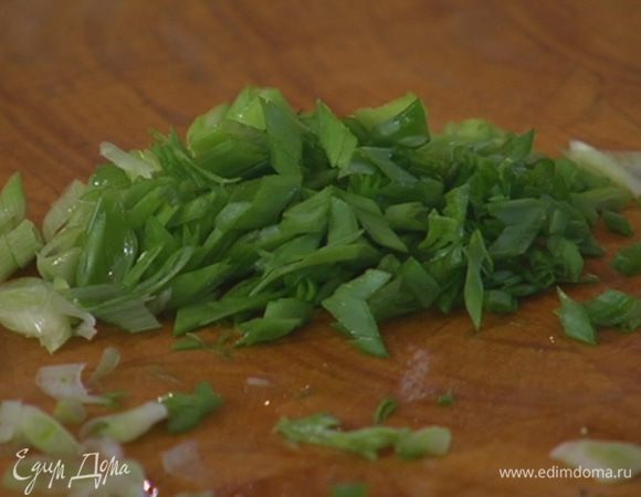 Зеленый лук порубить.
