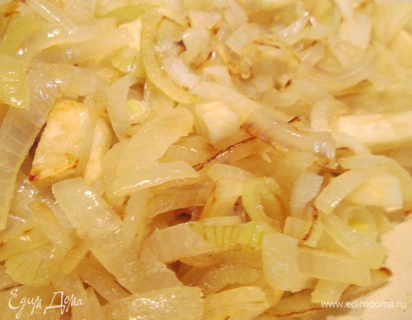 Цукини (сегодня не использовала), сельдерей, нарезанные крупно, обжарить вместе с луком.