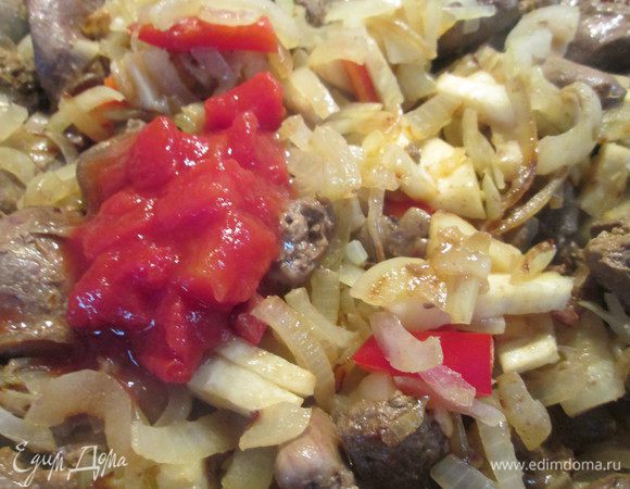 Соединить овощи и субпродукты, добавить томаты, уксус, чеснок и довести до готовности.