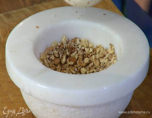 Орехи измельчить в ступке, так чтобы остались неравномерные кусочки.