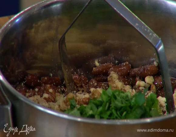 К фасоли добавить орехи, измельченную зелень, лук и чеснок, все посолить, поперчить и размять толкушкой.